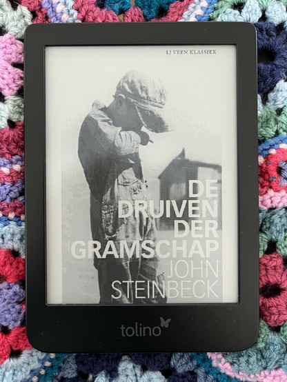 e-reader op veelkleurige gehaakte deken