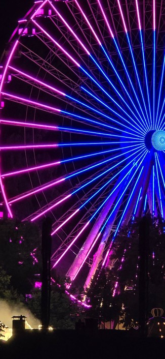 Bunr erleuchtetes Riesenrad in Erlangen.