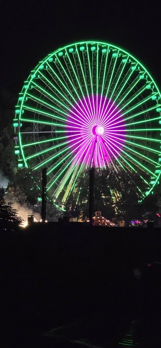 Bunt erleuchtetes Riesenrad in Erlangen bei Nacht.