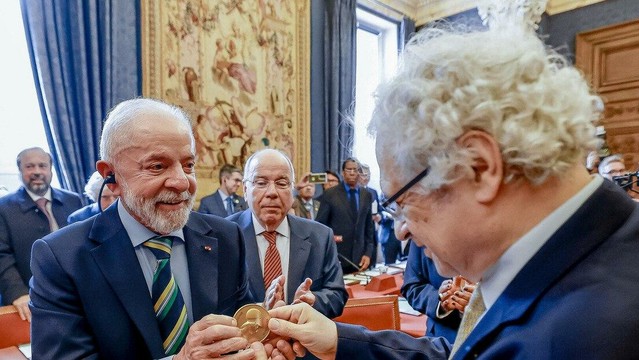 O presidente brasileiro recebeu a medalha de honra da instituição, sendo o segundo brasileiro a receber a honraria, após Dom Pedro II em 1872.