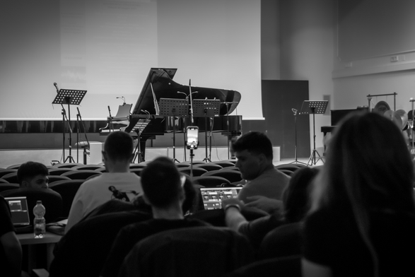 Durante le prove del concerto, Nicola Monopoli con i suoi allievi.