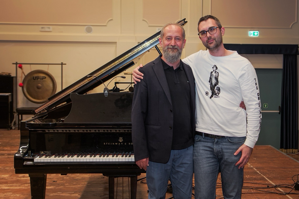 Domenico Monaco e Nicola Monopoli posano per una foto davanti al pianoforte