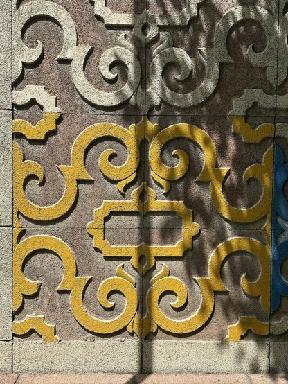 Elemento ornamental pintado de amarillo utilizado para decorar un edificio