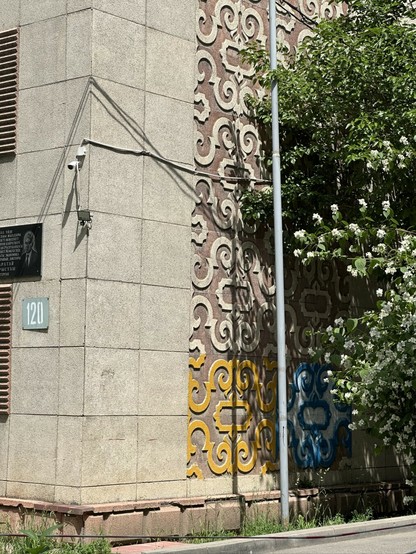 Esquina del edificio con vistas a un muro ornamentado