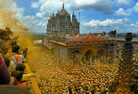 Індуісцкая ўрачыстасць, Махараштра, 2013 год.

#IndianFestival #Maharashtra #wikipedia