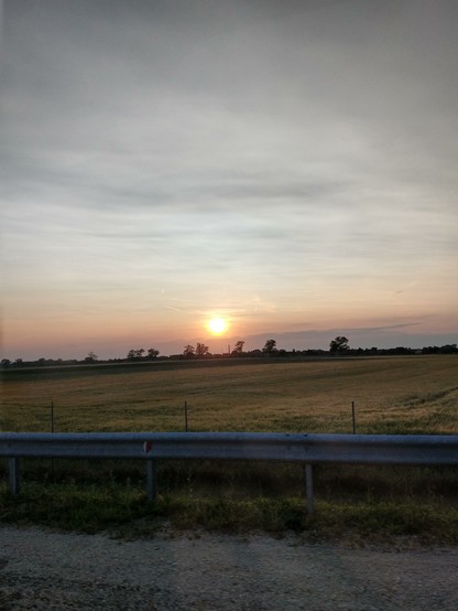 Sonnenuntergang in der Landschaft Ungarn aus dem Auto fotografiert.