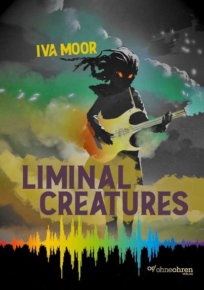 Das Cover zeigt eine dunkle Gestalt mit glühenden Augen und einer gelb-orangenen E-Gitarre vor Wolken und der grafischen Darstellung eines Soundfiles, wobei die Wolken neben grau noch von orange bis blau changieren, das Soundfile aber alle Farben eines Regenbogens zeigt. Über der dunklen Gestalt steht “Iva Moor”, unter der Gestalt, in besonders gelben Wolken “Liminal Creatures”. Am unteren Rand des Covers sieht man das Verlagslogo von ohneohren.