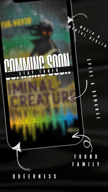 Zu sehen ist der Umriss eines Handys auf dem unscharf das vorhergehende Cover zu sehen ist und darüber gelegt der Schriftzug: coming soon. Rundherum sind Stichworte, die die Geschichte beschreiben mit Pfeilen angeordnet. Die Stichworte sind: Musik & Mental Health, Spice & Romance, found Family und queerness.