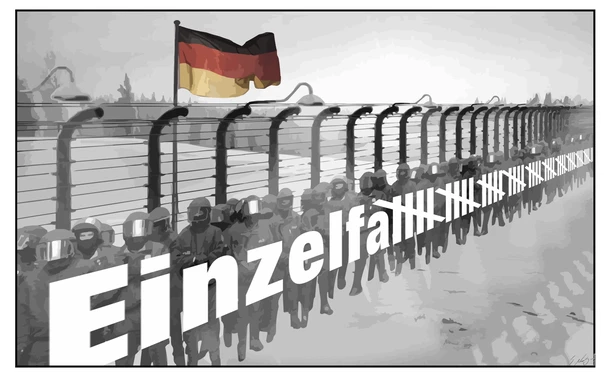 Cartoon in schwarz/weiß, in einer kargen, kalten und verschneiten Winterlandschaft mit Wald am hügeligen Horizont erstreckt sich ein abstoßender Grenzzaun in KZ-Ästhetik quer durch das ganze Bild, nach rechts außen kleiner werdend in der Ferne. Vor dem Zaun bilden hunderte stark gepanzerte Polizistinnen eine geschlossene Kette, die in regelmäßigen Abständen im Kegelschein der alten Lampen angestrahlt werden. Vor dieser dunkelgrauen Polizeiwand schwebt in großer Weißer Schrift "Einzelfall", wobei immer weitere "L" folgen und jeweils zu 5-er Gruppen schräg durchgestrichen sind und die auch in der Ferne ins Unendliche laufen. Im linken Drittel weht die Deutschlandfahne hinter dem Elektrozaun dunkel und leicht farbig.
