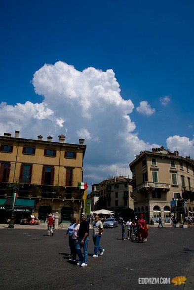 "Friendship marks a life even more deeply than love. Love risks degenerating into obsession, friendship is never anything but sharing."
~ Elie Wiesel
#Verona #Italia
.
.
.
#sonyalpha #a100
#architecture #photography #Italy #Europe #gooutside #lightroom #exploration #goexplore #wanderer #streetphotography #streetsofverona #urbanphotography #citystreets #quote