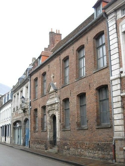 Maison des Dévotaires à #AiresurlaLys (#PasDeCalais) Construction 1er quart XVIIIe siècle. Façade sur rue et toiture : inscription par arrêté du 5 septembre 1946.
Suite 👉 https://monumentum.fr/monument-historique/pa00107943/aire-sur-la-lys-maison-des-devotaires
#Patrimoine #MonumentHistorique
Photo CC-BY-SA 4.0 : Benjism89