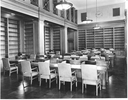 Etagères vides dans une bibliothèque.
Photo historique: West Search Room with Empty Library Shelves , 01/06/1936. Source: wikimedia commons
