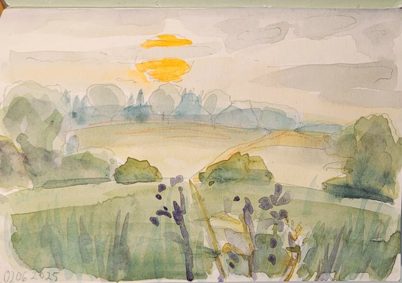 Aquarellskizze: dunstige Landschaft,  eine orange Sonne über Feldern,  die von Bäumen begrenzt werden