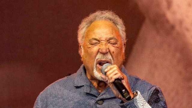 "Was für ein Glück ich habe": Tom Jones mit 85: "Der Tiger" faucht noch