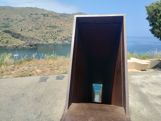 Memorial »Passage« von Dani Karavan: Blick in einem Schacht, im Hintergrund die Bucht von Port-Bou