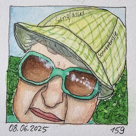 Aquarell: Ältere Frau mit Sonnenbrille und einer Art gelb-grün-kariertem Fischerhut auf dem Kopf