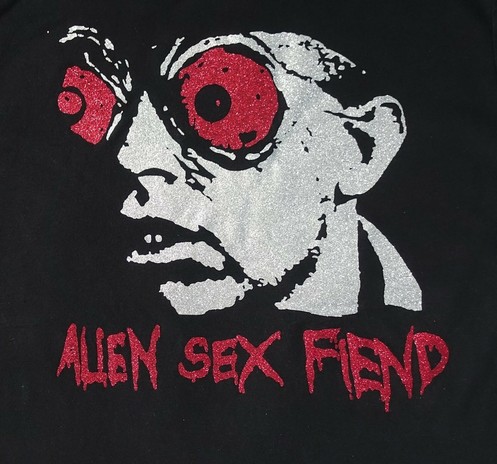 Weisses Gedicht kitnriesigen roten Augen
Darunter der Bandname in zerlaufenen Buchstaben