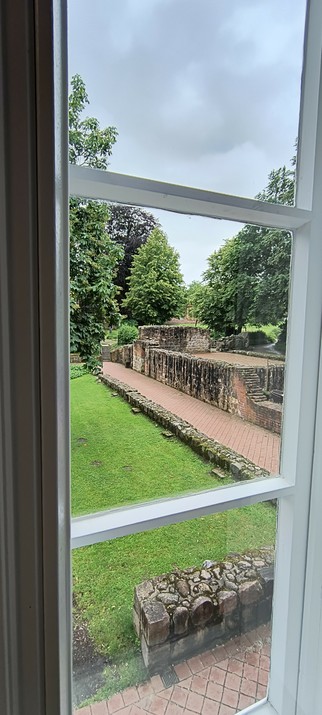 Uitzicht vanuit het raam op de muurresten van het klooster dat hier eens lag.