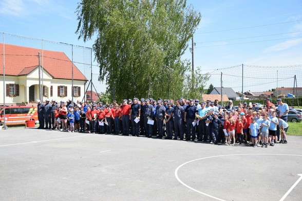 The last firefighting competition of the local firefighting association last week, where we members won and the pioneers took second place. All the competitors are in the picture.
