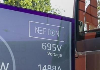 Screenshot eines Ausschnitts der im vorigen Post verlinkten MAN-Pressemeldung.

In der Ecke eines Bildschirms einer Anlage zur Demonstration eines Megawatt-Ladevorgangs ist ein Logo mit dem Schriftzug "NEFTON" abgebildet.