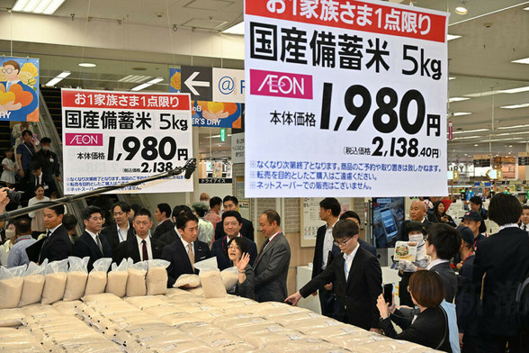 東日本大震災での放出は「4万トン」…備蓄米は本当に「100万トン」も必要なのか JAの影が見え隠れする“備蓄米ビジネス”のカラクリ - デイリー新潮
