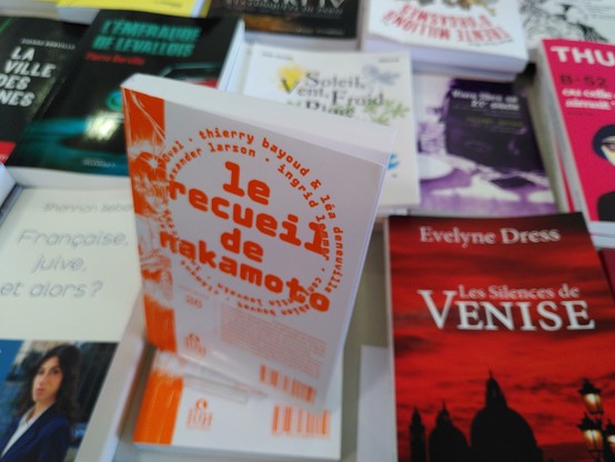Hier, avec Léa Deneuville, alors que nous arrivions au festival Quartier du Livre pour présenter notre essai « Vivre libre au 21e siècle (ou le leurre du progrès technologique) », nous avons eu l'agréable surprise de découvrir que « Le recueil de Nakamoto », tout juste publié par @pvheditions@lire.im , dans lequel nous signons « Chronique d'un crevard », nouvelle d'anticipation, était mis en avant sur un présentoir à côté de notre essai. 🙂 

#lecture #livres #livre #politique #numérique #bitcoin