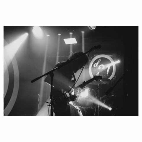 Black and white photograph of the duo Domador on the stage of El Veintiuno.