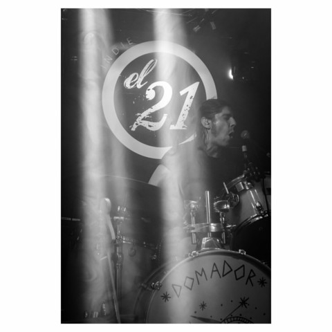 Black and white photograph of the duo Domador on the stage of El Veintiuno.