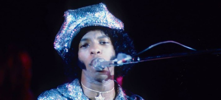 Sly Stone (Sly And The Family Stone, en una actuación en 1974 / Gijsbert Hanekroot