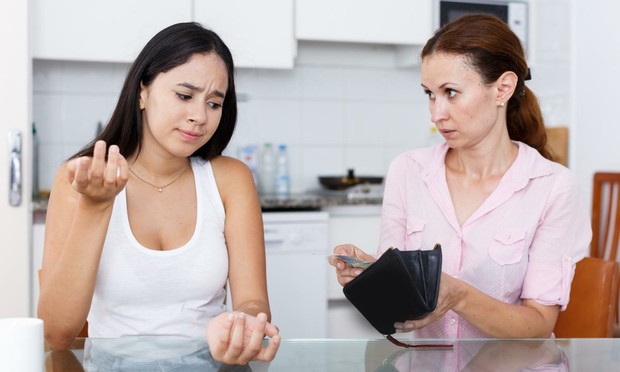Imagen de archivo de una madre dando dinero a su hija adolescente. (Iakov Filimonov (JackF) / Getty Images)