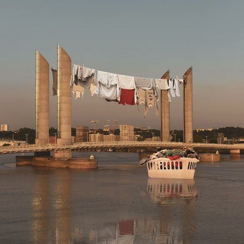 Un pont servant de sèche-linge AI generated.