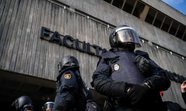 Antidisturbios en la Facultad de Ciencias de la Información (UCM), durante la investidura de la mandataria madrileña, Isabel Díaz Ayuso, como alumna ilustre de la Complutense. (Diego Radames/SOPA Images/LightRocket via Getty Images)
