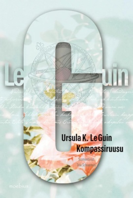 Kompassiruusu-kirjan kannessa on Le Guinin sukunimen G-kirjain lähes koko kannen kokoisena. G:n sisällä näkyy vaaleanpunainen ruusu ja piirros armillaarista.