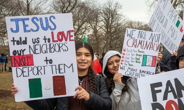 Una concentración en la comunidad mexicano-estadounidense del suroeste de Detroit pide al ICE que deje en paz a la comunidad inmigrante. (UCG/Universal Images Group via G)