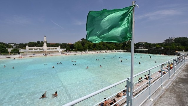 "Ça me sauve vraiment" : Toulouse étouffe sous 36 °C, la piscine Nakache prise d’assaut par des centaines de baigneurs