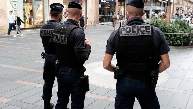 Elle frappe un policier après une violente rixe avec son compagnon