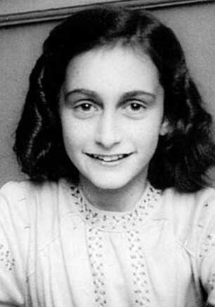 Anne Frank lacht naar de schoolfotograaf De foto is gemaakt in december 1941, Anne is dan twaalf jaar.
English: Anne Frank laughing at the school photographer. This photograph was made at the Joods Lyceum (Jewish High School Amsterdam, address Voormalige Stadstimmertuin 1), December 1941. 
Bron: Wikimedia Commons, PD: https://commons.wikimedia.org/wiki/File:Anne_Frank_(cropped).jpg.