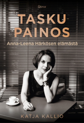 Taskupainos-kirjan kannessa on mustavalkoinen valokuva Anna-Leena Härkösestä istumassa pöydän ääressä, vieressään kahvikuppi.
