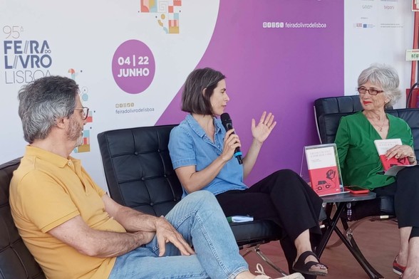 José Luís Garcia, Rita Luís e Pilar del Río sentados na Praça Roxa Feira do Livro de Lisboa durante a apresentação do livro "A Revolução a que de Pode Ir de Carro"