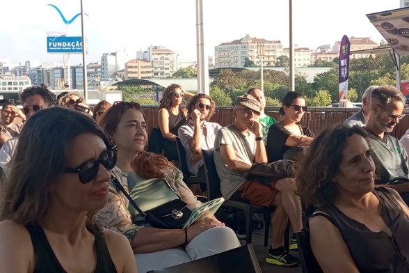 Público a assistir à apresentação do livro "A Revolução a que de Pode Ir de Carro".