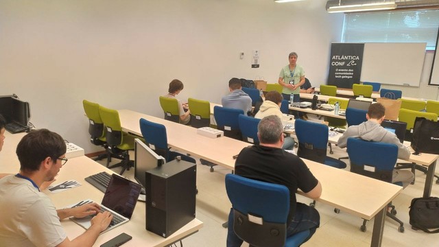 Faladoiro en aula inicial coas asistentes antes de empezar o cacharreo