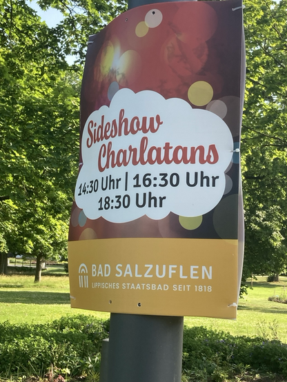 Das Poster an unserem Spielort. Lies: Sideshow Charlatans; 14.30 Uhr, 16.30 Uhr, 18.30 Uhr.