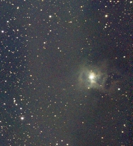 Nicht sehr gute Astro Fotografie eines Nebels in einer viel zu hellen Nacht.