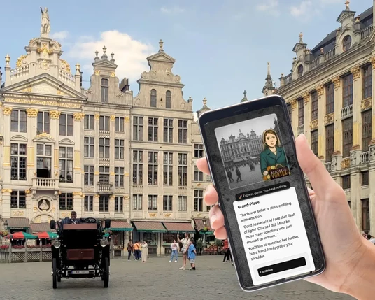 A hand holds a smartphone in front of the Grand-Place in Brussels. On the phone screen, a scene from the game Brussels Vortex shows a woman in 1920s attire, with the same square in black and white behind her. The game text reads: “Grand-Place. The flower seller is still trembling with emotion...” The real-life square is bustling with tourists and an old-style vehicle.