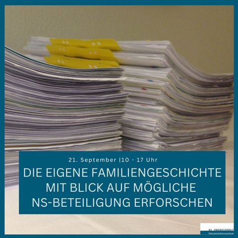 Zwei Stapel von Dokumenten und Zeitungen mit Text zu einem Workshop über die Erforschung der eigenen Familiengeschichte und möglicher NS-Beteiligung am 21. September von 10 bis 17 Uhr