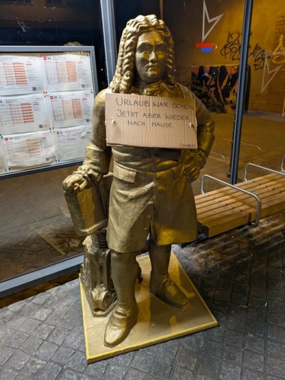 Goldene Figur taucht nach einem „Urlaub“ an einer Straßenbahnhaltestelle am Franckeplatz auf, Polizei nimmt den Barockkomponisten in Gewahrsam – Du bist Halle