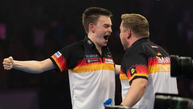 Weltmeister Littler geschlagen: Halle flippt aus: Deutscher Darts-Sensationssieg gegen England
