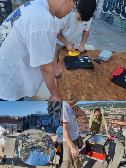 La imagen es un tríptico. La parte superior muestra a dos jóvenes trabajando en un portátil sobre una mesa de madera en una zona exterior con grafitis en las paredes. Uno de ellos lleva una camiseta blanca y el otro una camiseta blanca con un diseño. Están usando herramientas pequeñas y un dispositivo electrónico amarillo. La parte inferior muestra a varias personas en una azotea, trabajando con dos hornos solares respectivamente. Uno es una caja negra y el otro un gran reflector parabólico. Al fondo se ve Ourense.