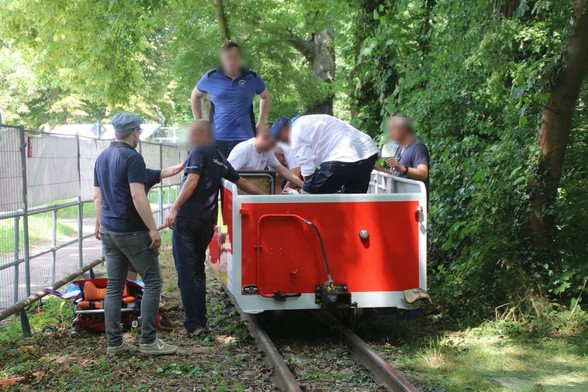 Helfer in Halle nach einem Unfall im Einsatz: Eine Person wurde verletzt, als ein Waggon des Peißnitzexpress entgleiste.