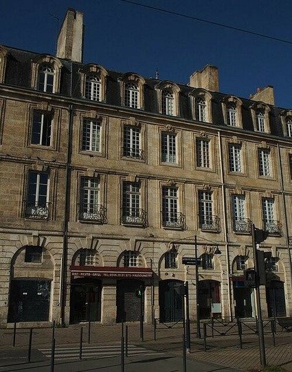Immeuble à #Bordeaux (#Gironde) L'idée d'une place royale et d'une façade uniforme des quais le long de la Garonne a été longue à s'imposer. En 1746, l'intendant Claude Boucher avait obtenu l'acceptation des ju...
Suite 👉 https://monumentum.fr/monument-historique/pa00083269/bordeaux-immeuble
#Patrimoine #MonumentHistorique
Photo CC-BY-SA 4.0 : Davitof